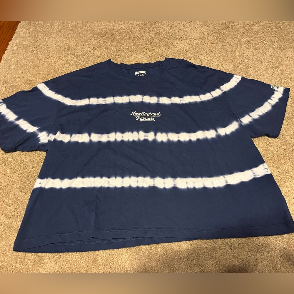 Tailgate New England Patriots NFL Blue & White Tie-Dye Cropped T-Shirt, NWOT, L